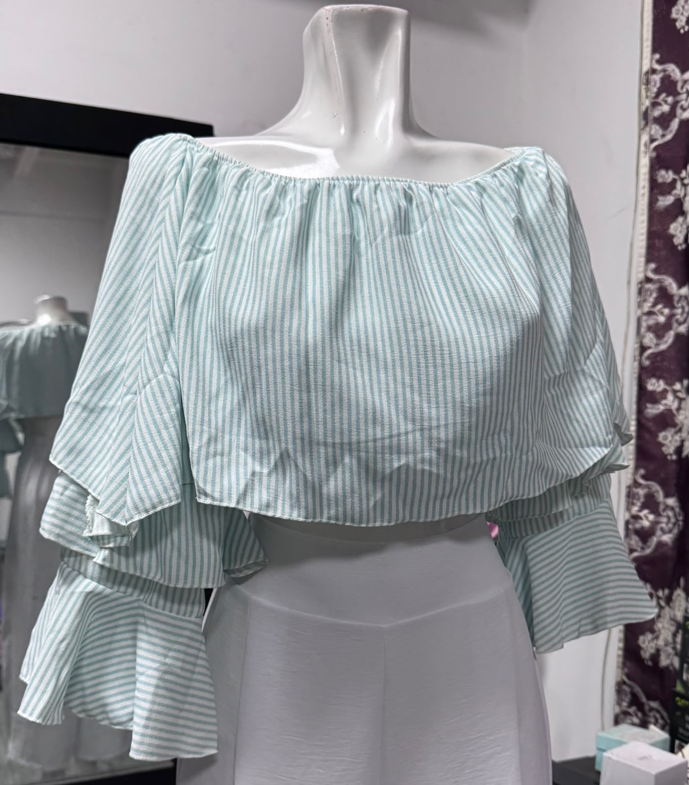 BLUSA CON MANGUITAS ACAMPANADAS