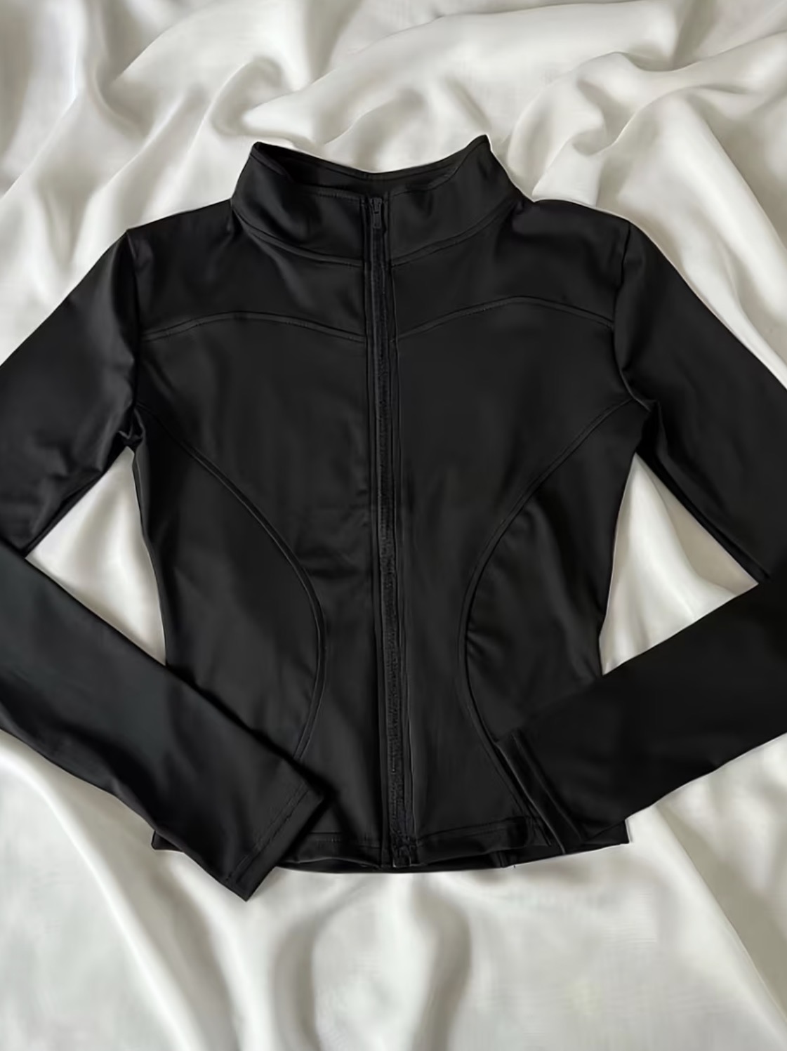 Jacket deportivo manga largas con orificios